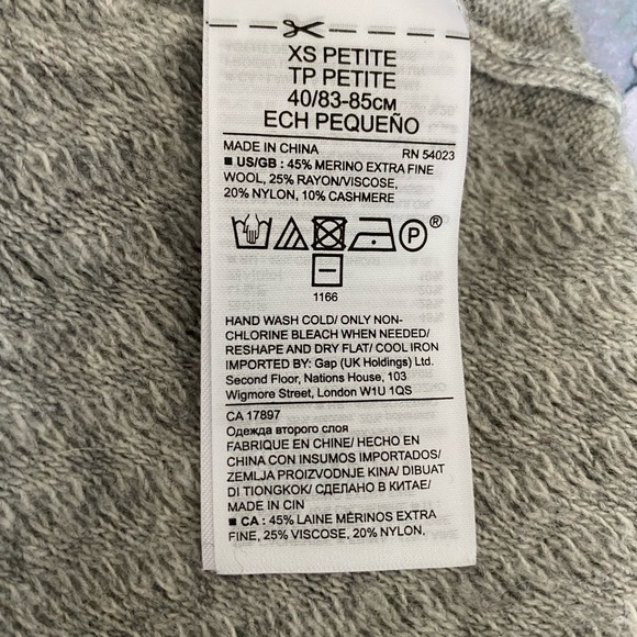 Banana Republic italian yarn grey v-neck sweater - Picture 3 of 3